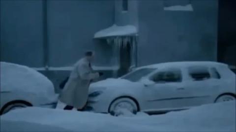 Come iniziare male la giornata: togliendo la neve dall'auto sbagliata