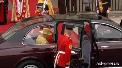 La regina Elisabetta gioca con il suo baby Prince Charles