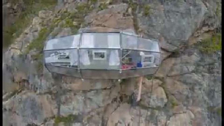 Dormire in una capsula nell'hotel a strapiombo nella valle di Cuzco