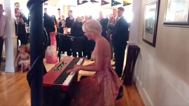 Taylor Swift canta a sorpresa per una fan
