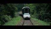 Land Rover Discovery traina un treno
