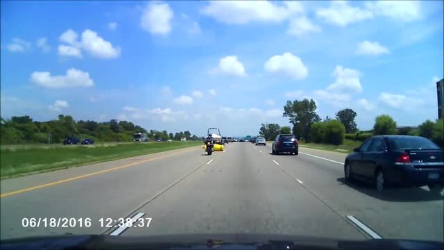 Auto perde carico e travolge motociclista