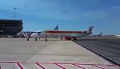 Fiumicino aereo Iberia spinto a mano sulla pista