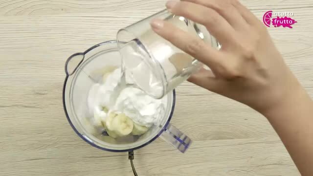Spartan smoothie con banana, mirtilli e yogurt #atuttafrutta