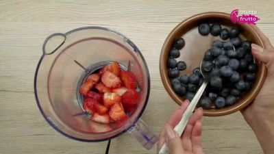 Frullato defaticante alle fragole, mirtilli e latte di soia