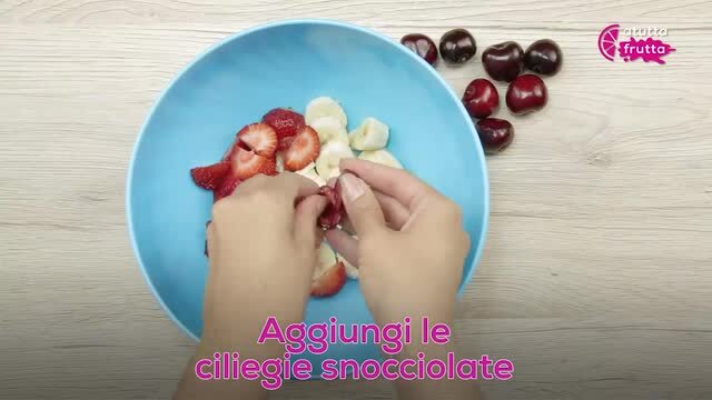 Frullato rassoda seno a base di banana, fragole e ciliege