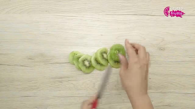 Frullato antirughe con mela, kiwi e uva nera