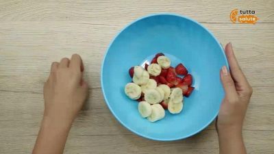 Smoothie allattamento con banana, fragole e latte di mandorla