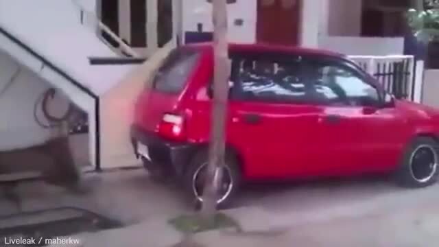 Il genio del parcheggio: l’auto finisce sotto le scale di casa