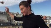 Donna ragno salta e corre per i tetti di Parigi: il video mozzafiato