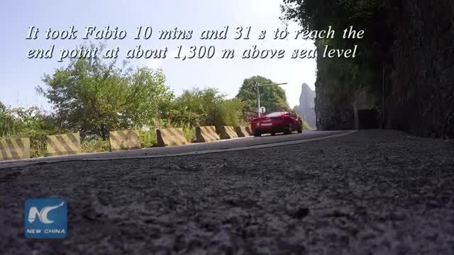 Cina, il pilota Fabio Barone sulla Ferrari 458 batte il record di velocità sul monte Tianmen
