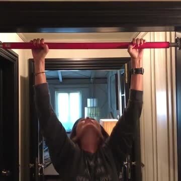 Daniela Santanchè fa ginnastica alla sbarra