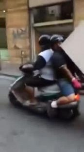 Incredibile a Napoli: trasportano un frigorifero con lo scooter