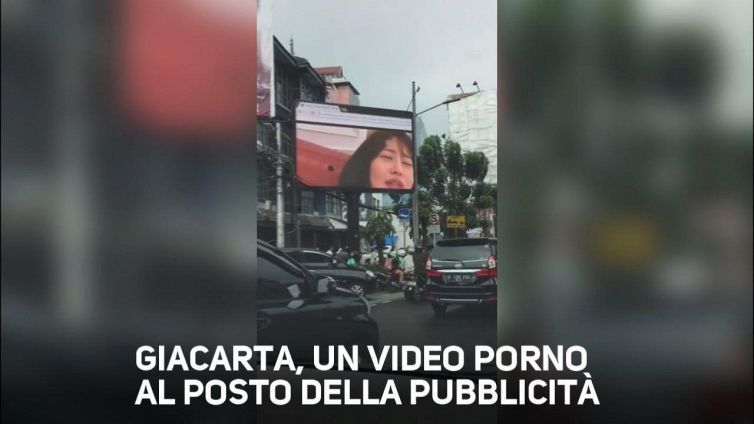 Giacarta, sul maxischermo in centro parte video porno