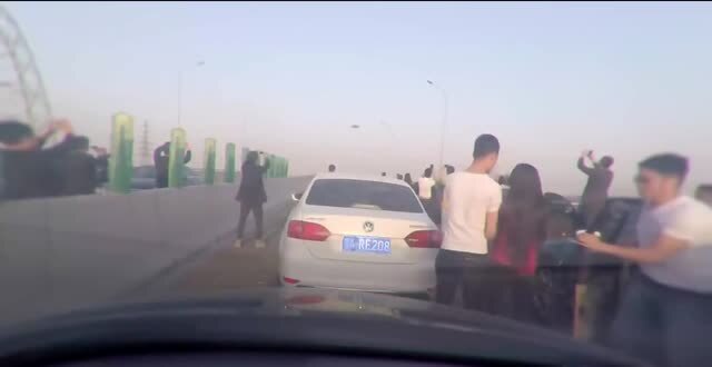 Coda in autostrada: tutti a guardare l'UFO