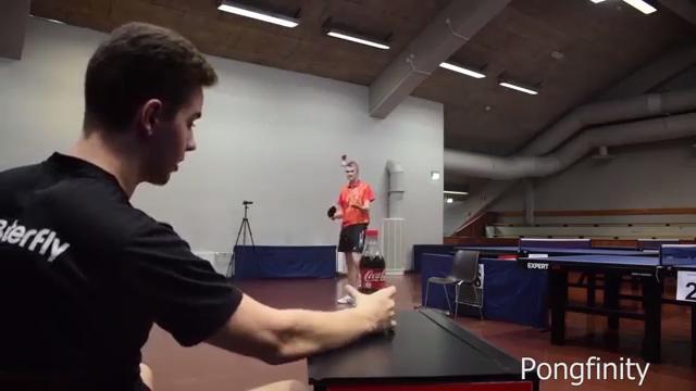 Ecco come aprire una Coca-cola tirando una pallina da ping pong