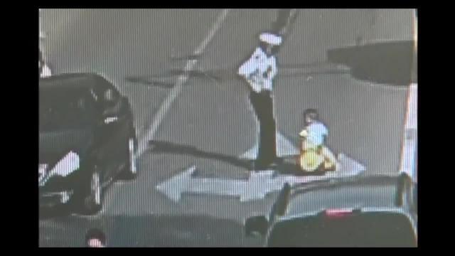 Bimbo col triciclo in mezzo al traffico