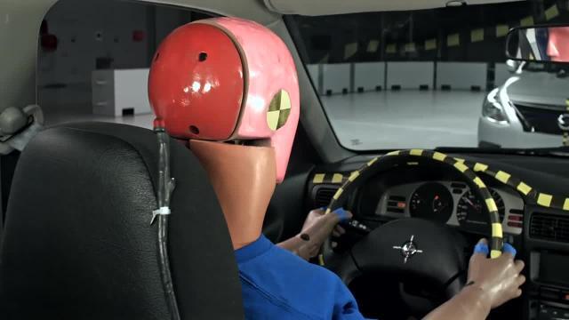 Il drammatico crash test tra due Nissan vendute in Paesi diversi