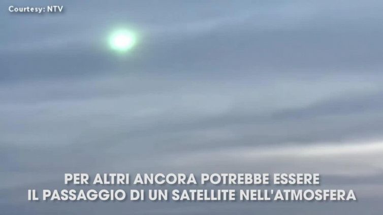 Una palla di fuoco attraversa i cieli giapponesi