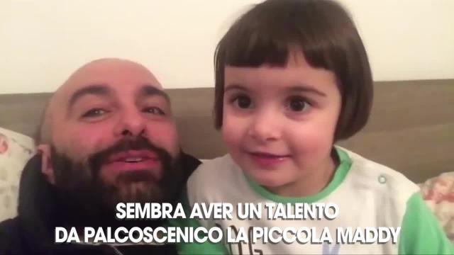 Maddy, la bimba che recita una poesia e diventa un fenomeno del web #storie