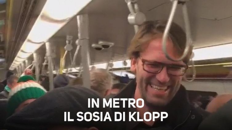 C'è un sosia di Klopp, i fan intonano cori da stadio