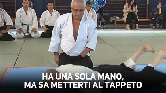 Il maestro d'arti marziali con una sola mano