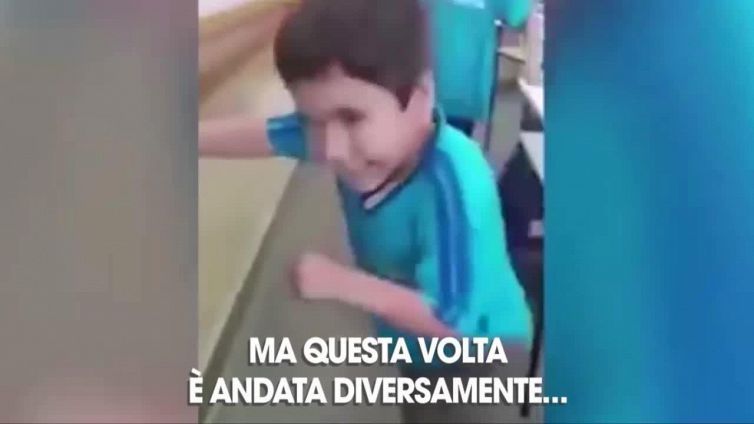 I primi passi del bambino disabile. Tutta la classe fa il tifo per lui