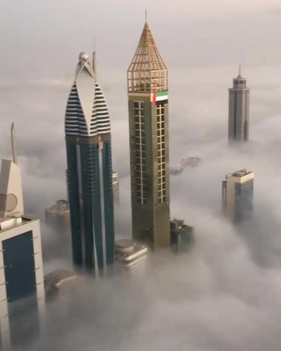 Dubai tra le nuvole è uno spettacolo da mozzare il fiato