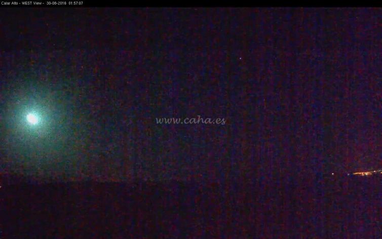 Enorme meteorite illumina il cielo e colpisce la Costa del Sol