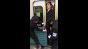 Schiacciato nella metro di Tokyo: l'uomo resta impassibile