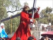 Statua di Gesù si muove durante una processione