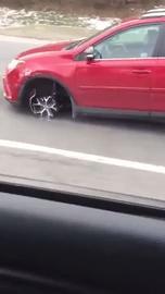 Donna guida in autostrada senza accorgersi di aver perso una gomma