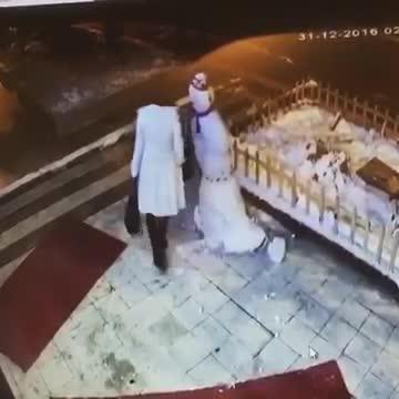 Si accanisce contro il pupazzo di neve. Punita dal destino