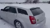 Il metodo russo per togliere la neve dall'auto