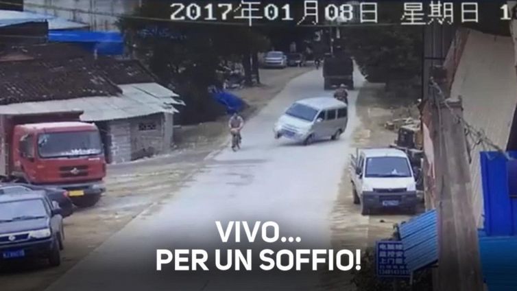 Aiuto! Furgoncino impazzito sfiora la tragedia