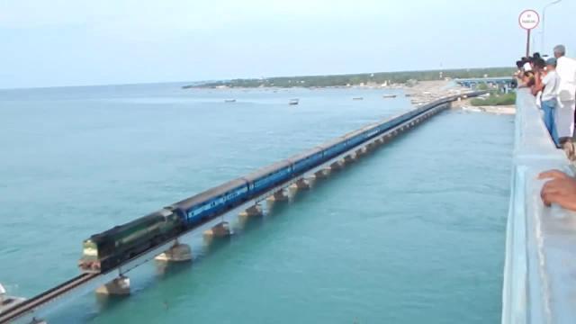 In India il treno che viaggia sull'acqua