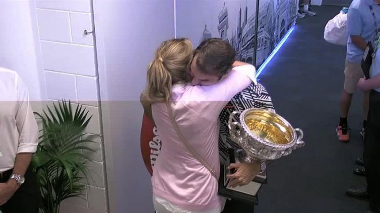 Il tenero abbraccio tra Federer e la moglie Mirka dopo il trionfo agli Australian Open