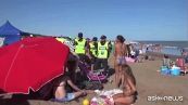 In topless sulla spiaggia. La polizia vieta, il giudice autorizza