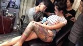 Modella troppo prosperosa e il tattoo diventa esplosivo