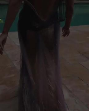 Halle Barry, tuffo sensualissimo in piscina dopo gli Oscar