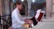 L'organista suona Cara ti amo al matrimonio