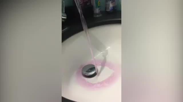In Canada esce acqua rosa dai rubinetti domestici