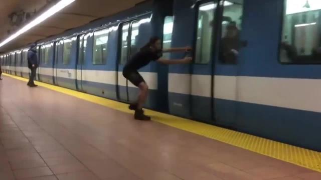 L'uomo più forte del mondo: ferma un treno in corsa