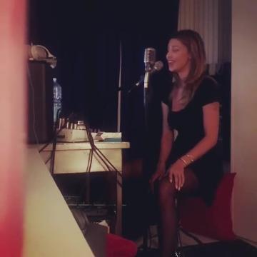 Belen Rodriguez canta e fa impazzire i fan