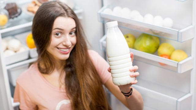 Se tieni il latte nello sportello del frigorifero hai sempre sbagliato tutto