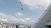 In volo con la tuta alare tra i grattacieli di Panama City