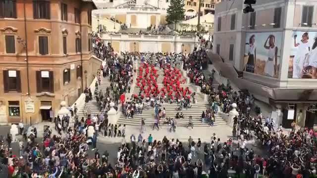 Sven Otten, il ballerino della Tim fa impazzire Piazza di Spagna