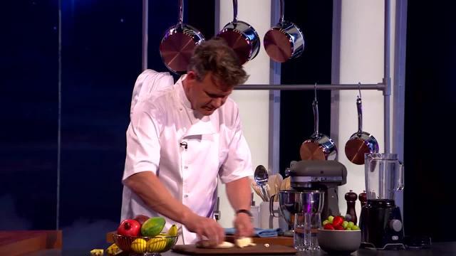 Gordon Ramsay infila la mano nel frullatore: sangue e paura