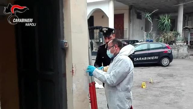 Aggredisce vicino a martellate, vittima in pericolo vita