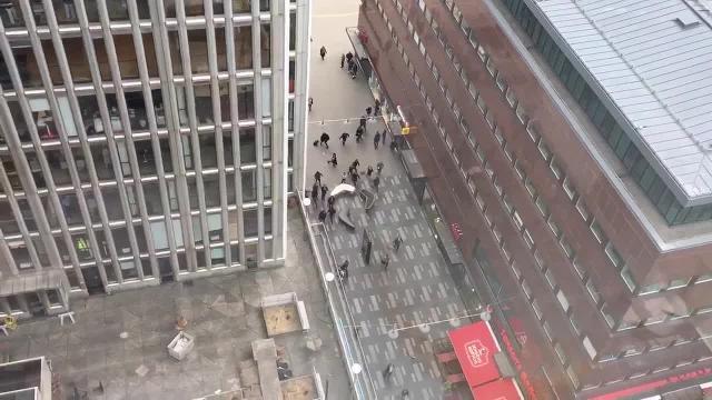 Stoccolma, camion contro la folla di un centro commerciale
